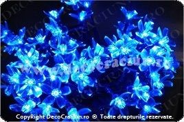 Instalatie lumini decorative de exterior cu alimentare solara si LED albastru