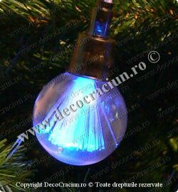 ghirlanda de brad cu globuri transparente si iluminare led si fibra optica albastra