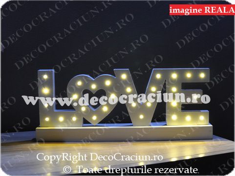 decoratiune luminoasa litere din lemn albe love